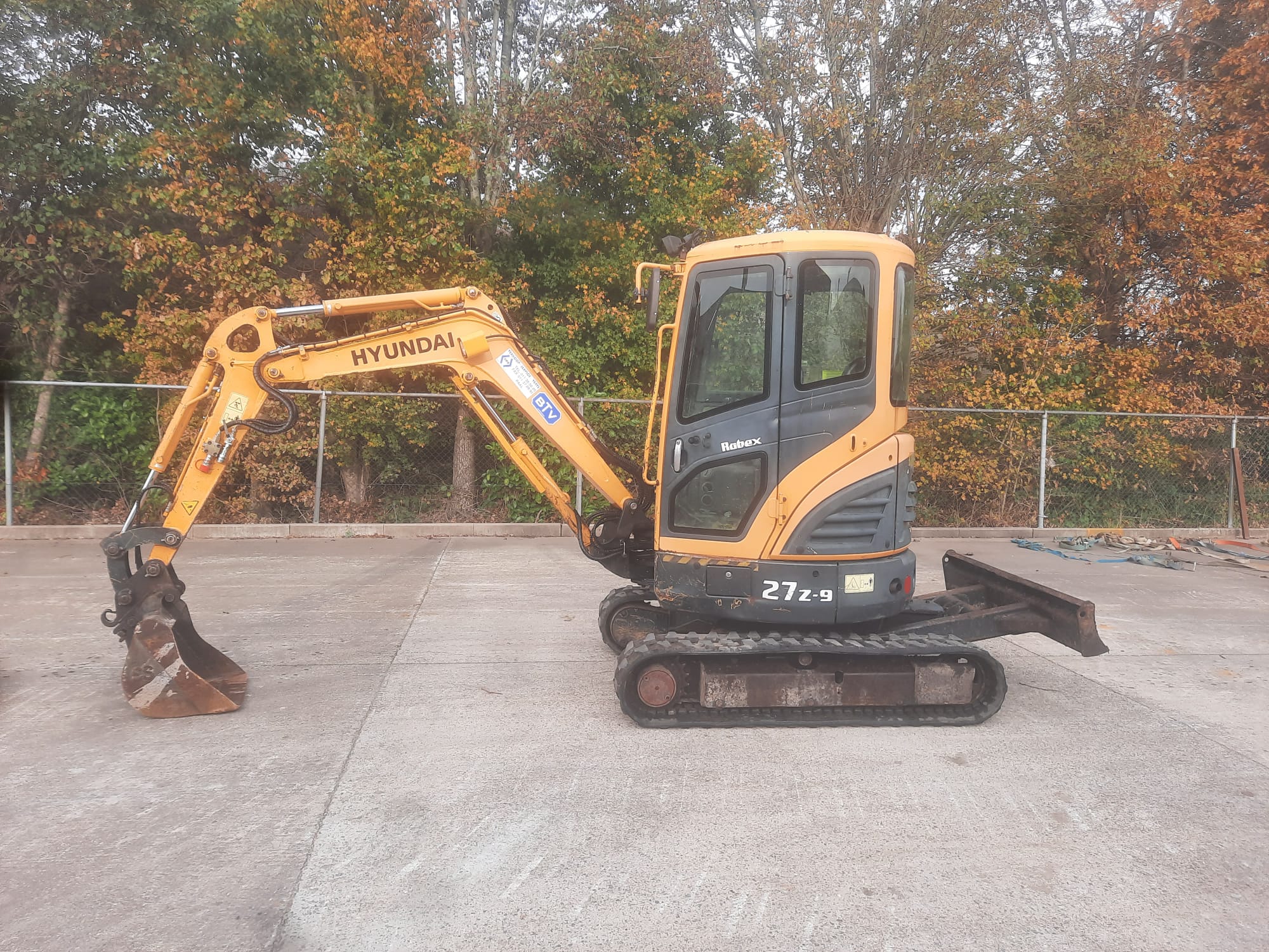 R27Z-9 avec marteau-piqueur, divers bacs, fourche à palettes et conteneur amovible