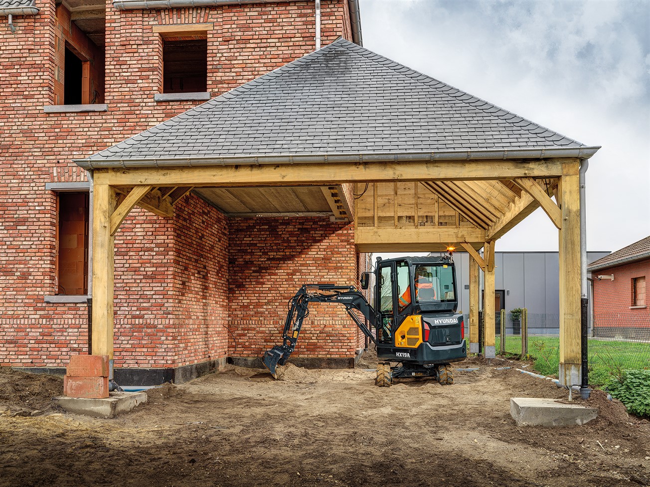 Bij de HX19A compacte graafmachine staat de zorg voor het milieu voorop: een nieuwe generatie bouwmachines die voldoet aan de Europese Stage V-emissieniveaus. Maar hij heeft nog meer in petto! Terwijl aan de regelgeving is voldaan, streeft Hyundai naar een hoger niveau in klanttevredenheid met uitstekende prestaties en meer gemak voor de operator. Van zijn compacte en robuuste externe ontwerp tot zijn prestatiekenmerken opent de HX19A een wereld van nieuwe mogelijkheden waar kleine inspanningen bergen verzetten. Het is tijd om het Hyundai-effect te ervaren!