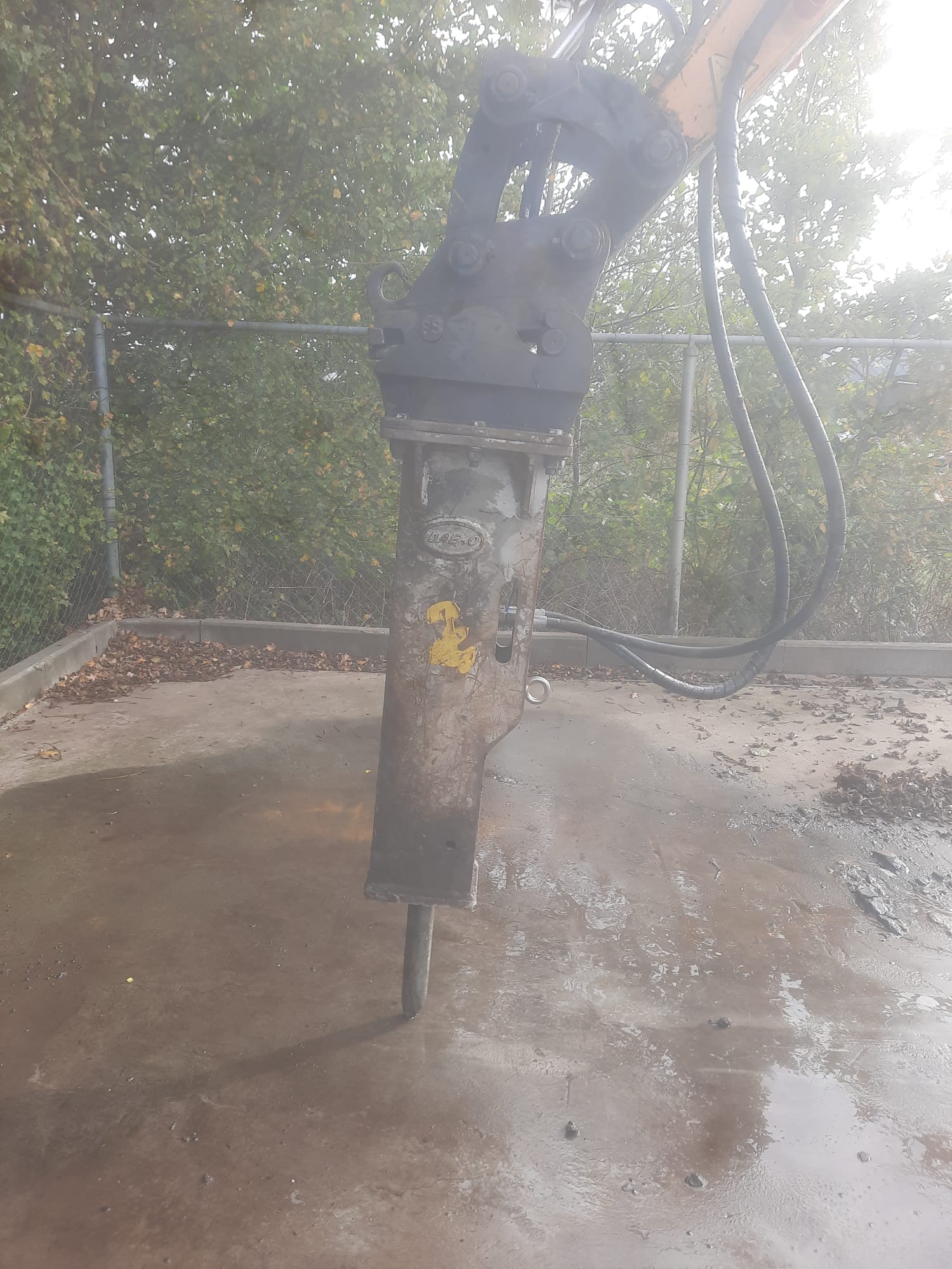 R27Z-9 met breekhamer, diverse bakken, palletvork en afzetcontainer