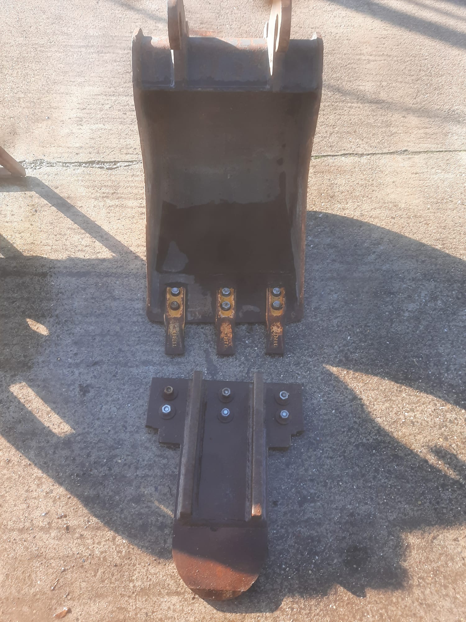 R27Z-9 met breekhamer, diverse bakken, palletvork en afzetcontainer